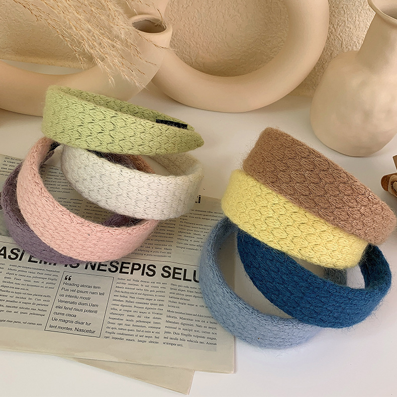 Retro woolen hairband, woolen knitted headband, wide-edge hairpin, trendy and stylish compression hair accessory, headwear, versatile for women when going out details Picture