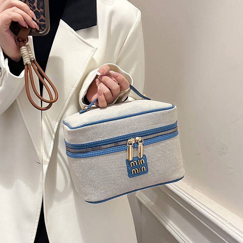 2024 New cross-border Amazon makeup bag, large-capacity cosmetics storage bag, high-end metal label toiletry bag Application Scenario