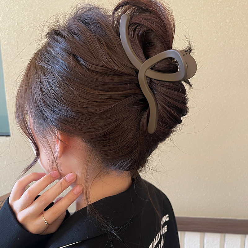 Simple Matte Grab Clip Women 2023 New Large Shark Clip Advanced Sense Back Hair Volume Hair Clip Fascinator details Picture