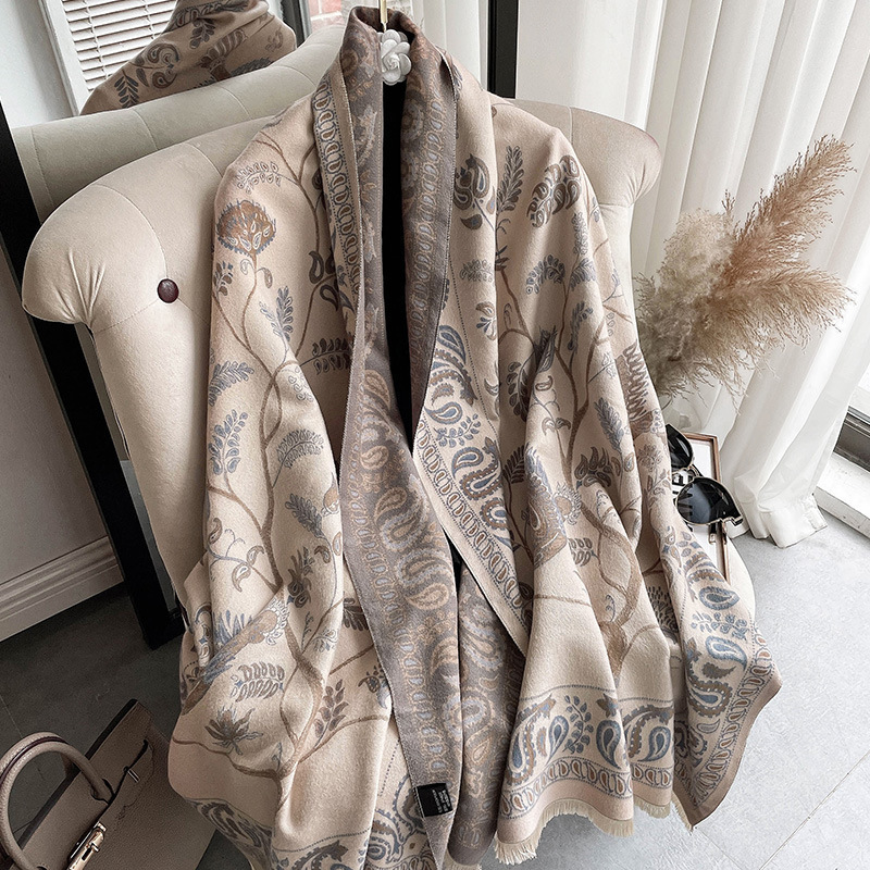This is a retro ethnic-style bluebird scarf with a strong sense of sophistication for women. It is a thick and warm scarf and a winter cashmere shawl details Picture