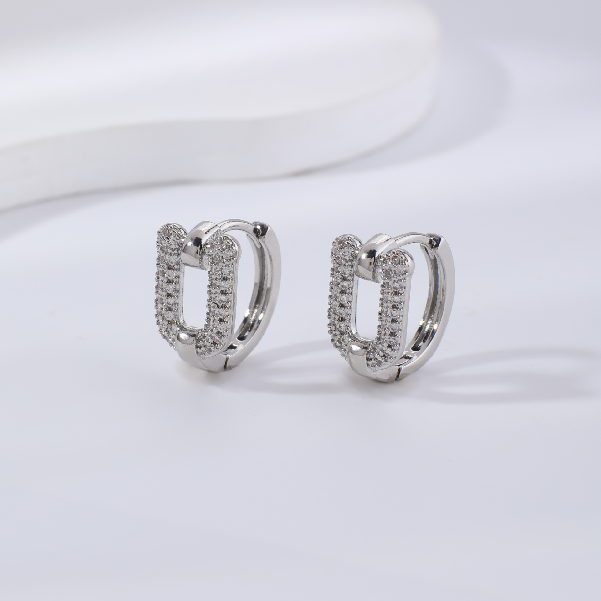 Kashi's new autumn European and American D-shaped buckle design with ring zircon geometric ear buckles is a Valentine's Day birthday gift details Picture