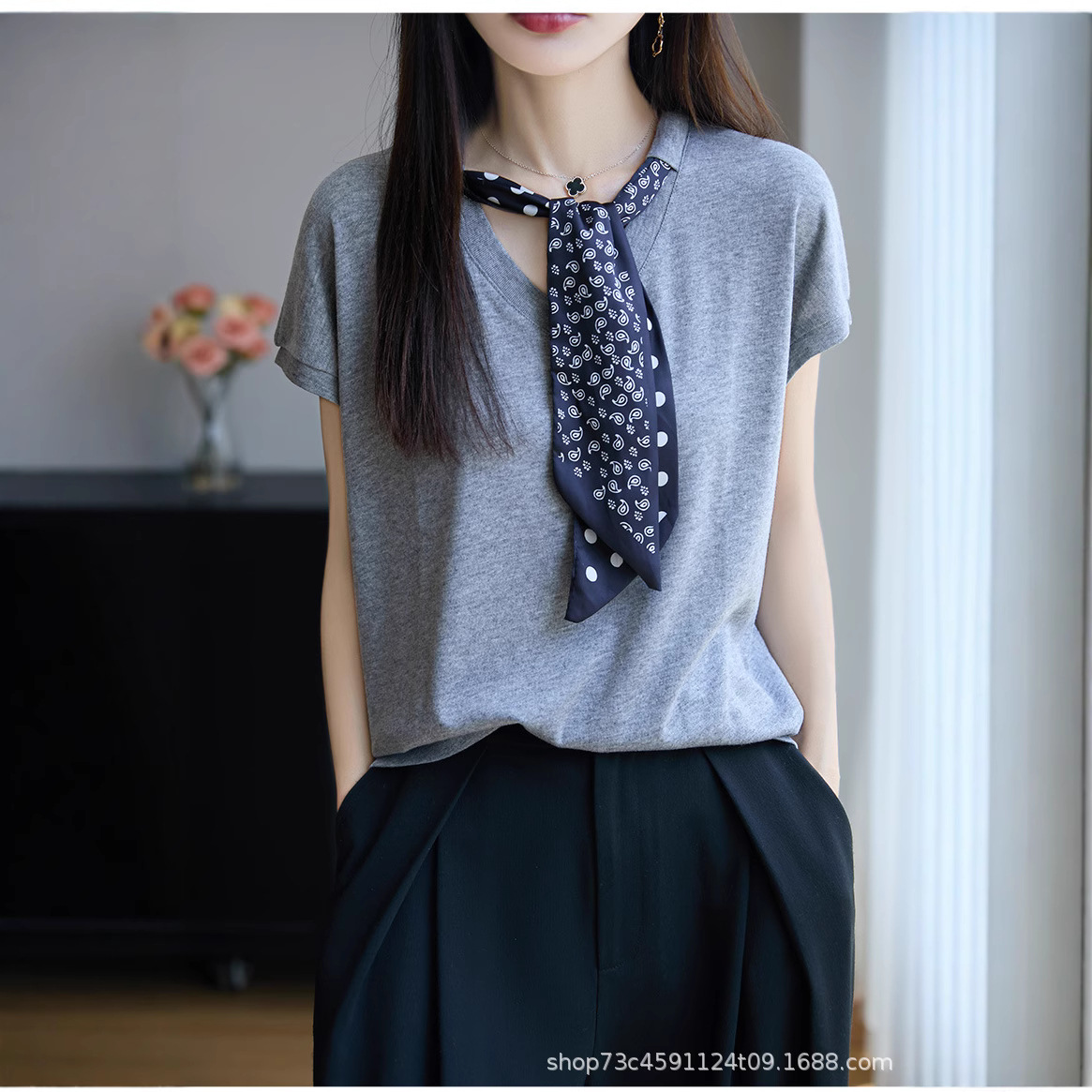 One-piece delivery 2025 Summer new style silk scarf with V-neck, stylish and slimming short-sleeved T-shirt, elegant mom top Specification drawing