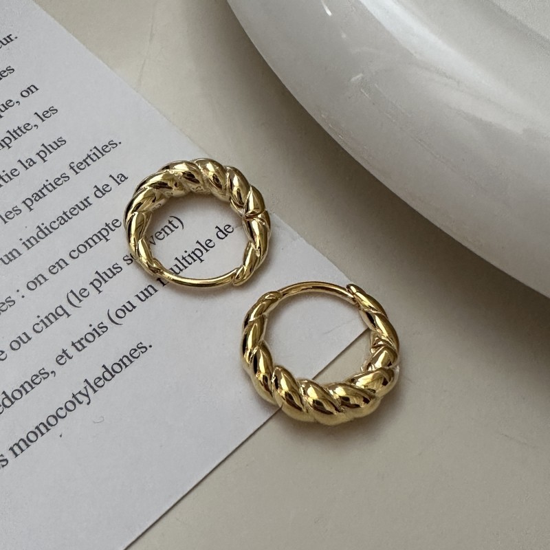 S925 sterling silver Korean version, a niche design sense horn bag, simple ear buckles, a trendy and retro Korean style earrings Item Picture