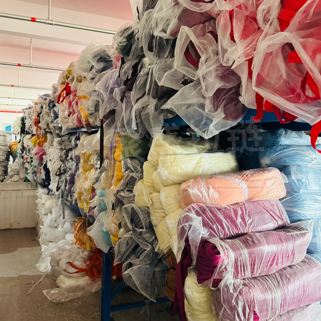 Wholesale of No. 3 and No. 5 pink zippers, nylon size zippers, whole rolls and bundles, backpacks, quilt covers, home textile nylon zippers Application Scenario