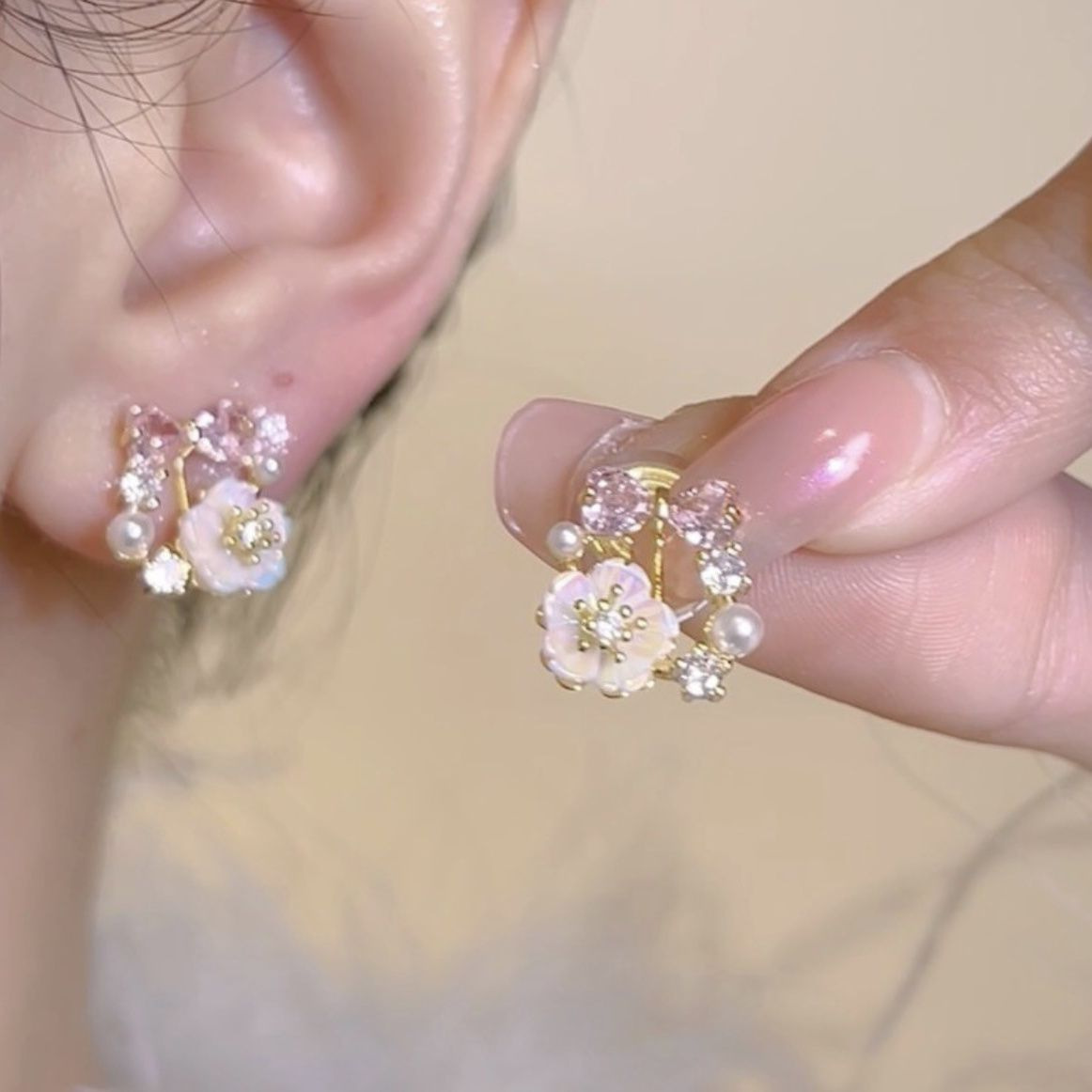 Camellia mosquito repellent coil ear clip, no ear holes, new stylish and versatile earrings, butterfly flower sweet and small earrings Application Scenario