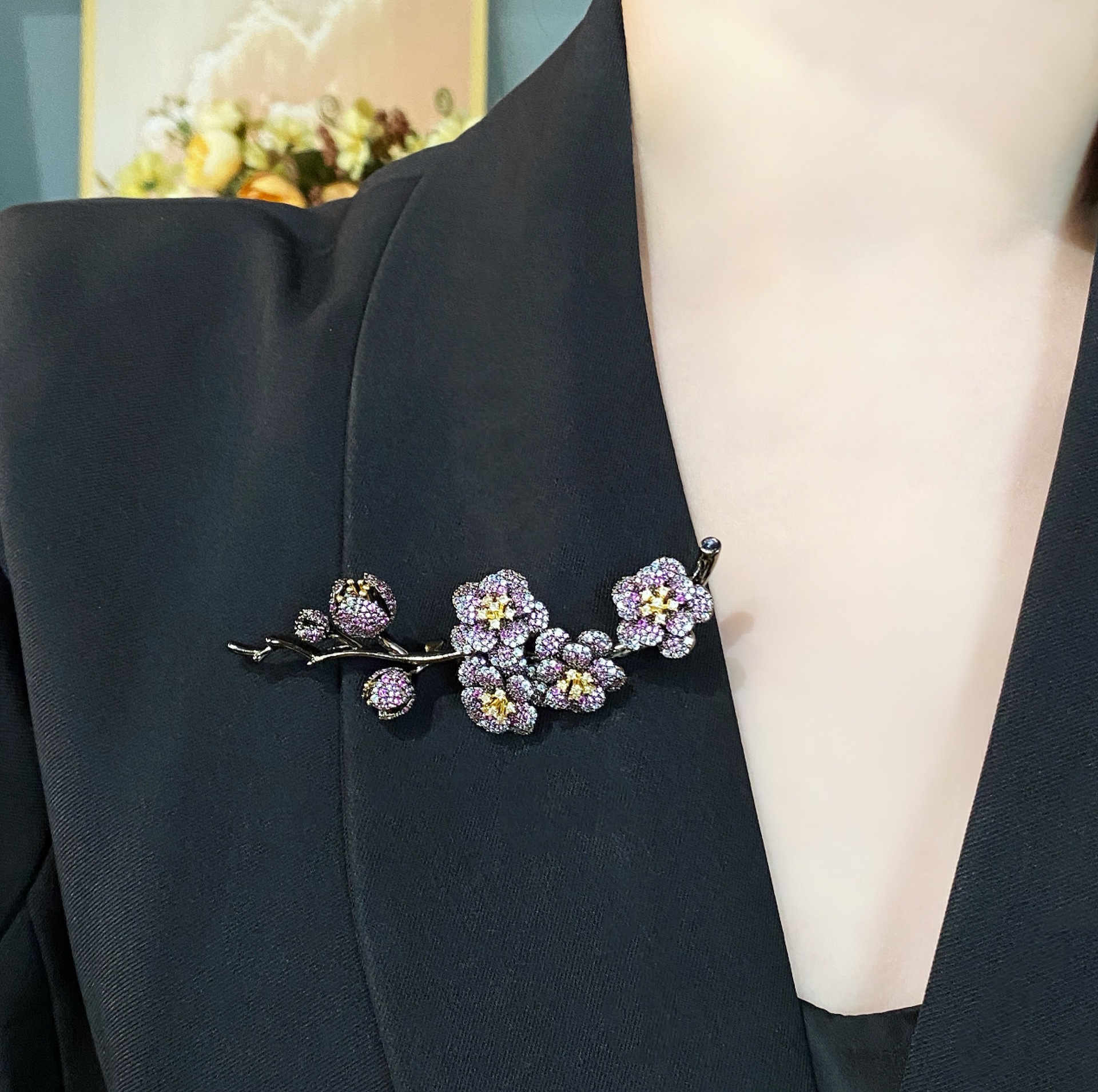 High-end heavy industry full-diamond plum blossom brooch, light luxury and high-end feel, versatile suit brooch, fashionable and exquisite souvenir accessory