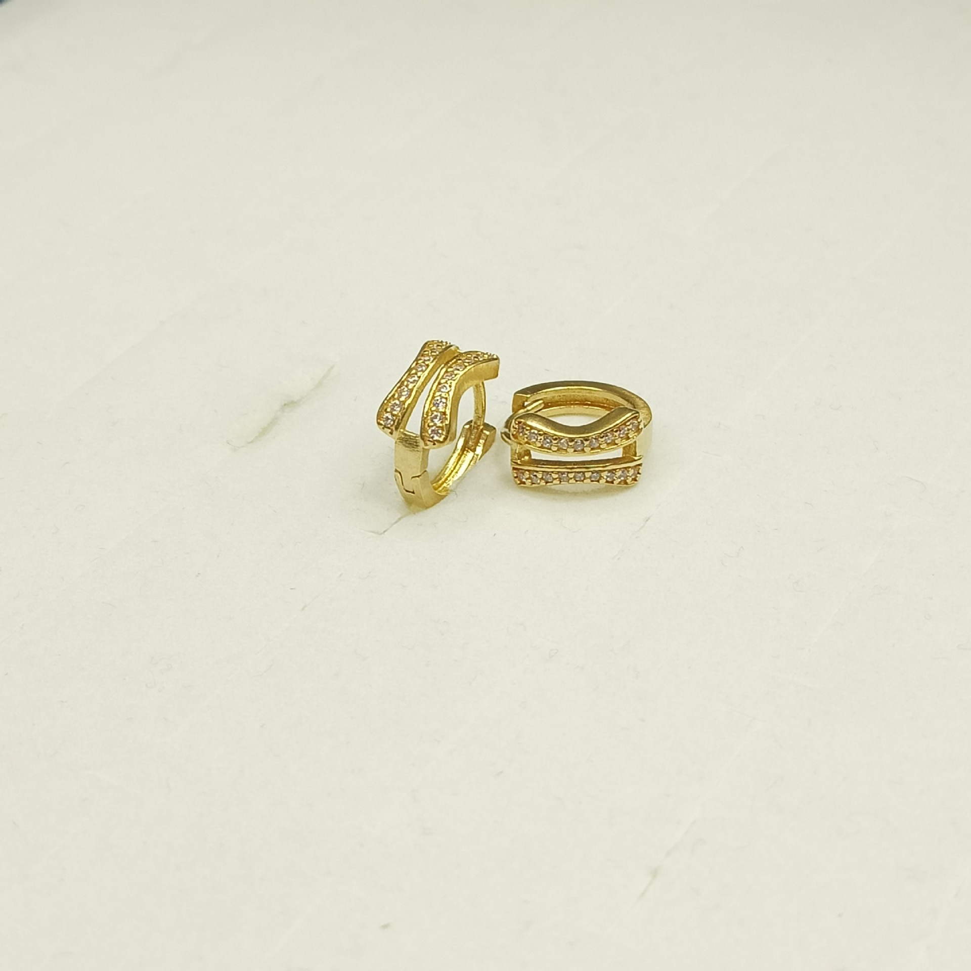 Fashionable and commuter style rough earrings, niche and exquisite, light luxury and high-end feel, slightly inlaid zircon circular half-set Application Scenario