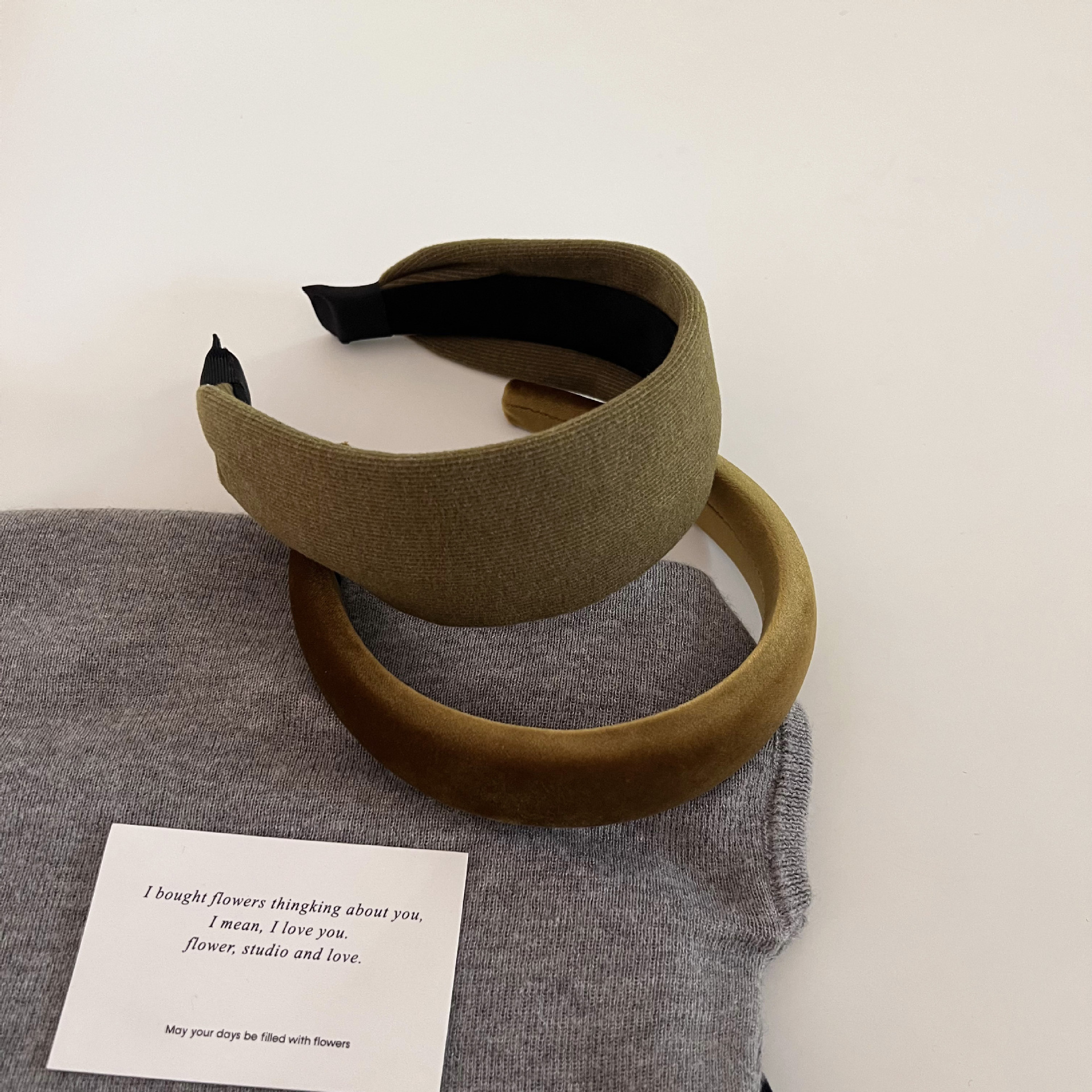 The high-end solid-color knitted wide-edge hair band for autumn and winter is versatile and stylish. It features a high headband with a pressure on the top of the head, velvet hairpins and hair accessories pic 18