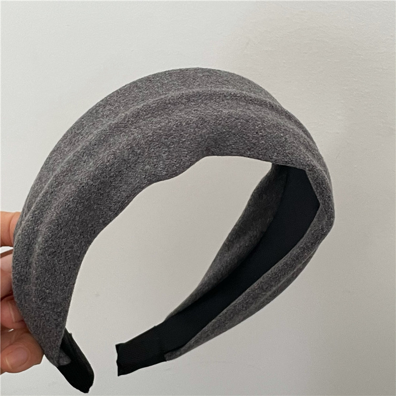 A light and luxurious, wide fabric hair-pressing headband with a Korean style for autumn and winter outings, paired with fashionable hairpins for photo shoots pic 15