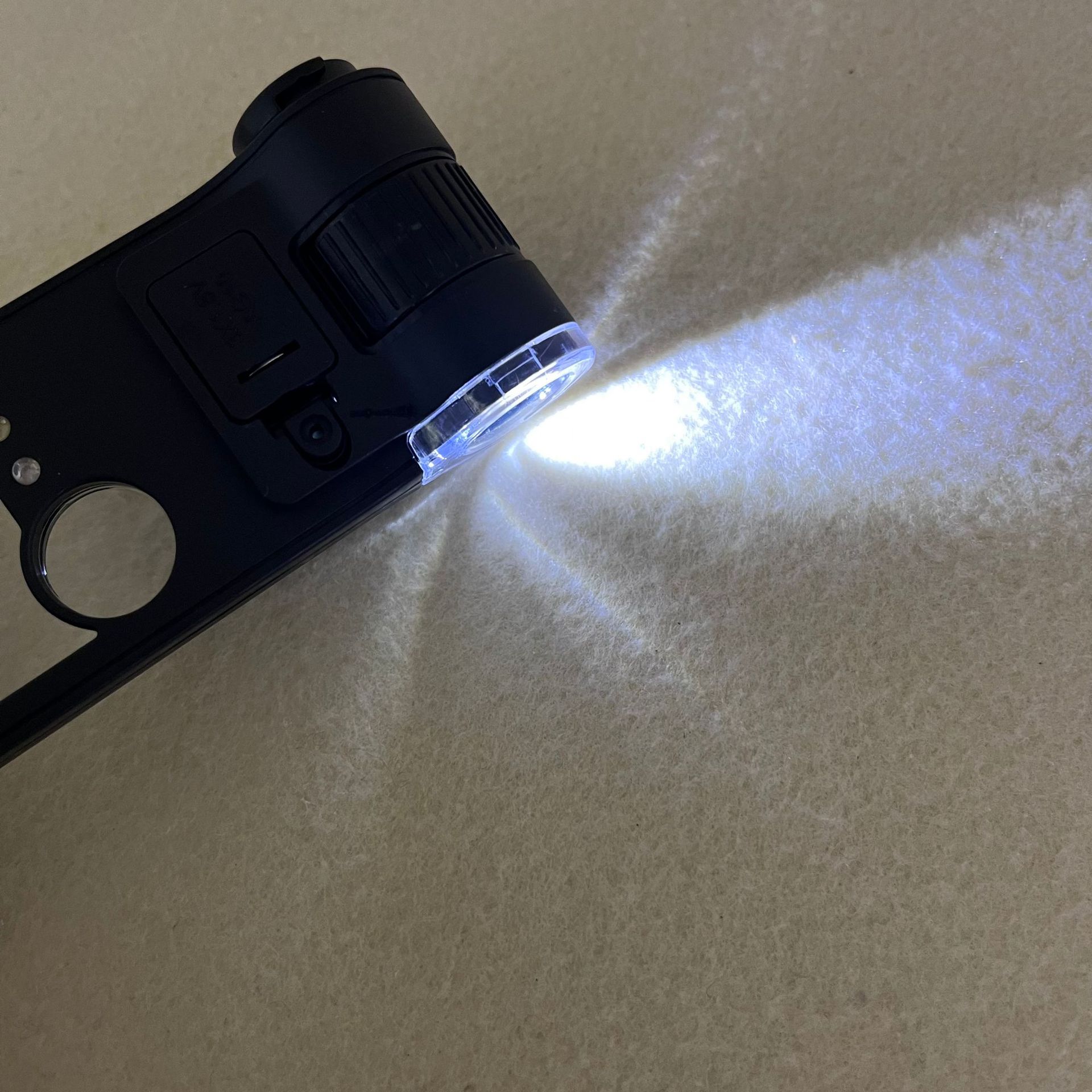 Portable banknote detector with light source switching, microscope and magnifying glass in one Application Scenario