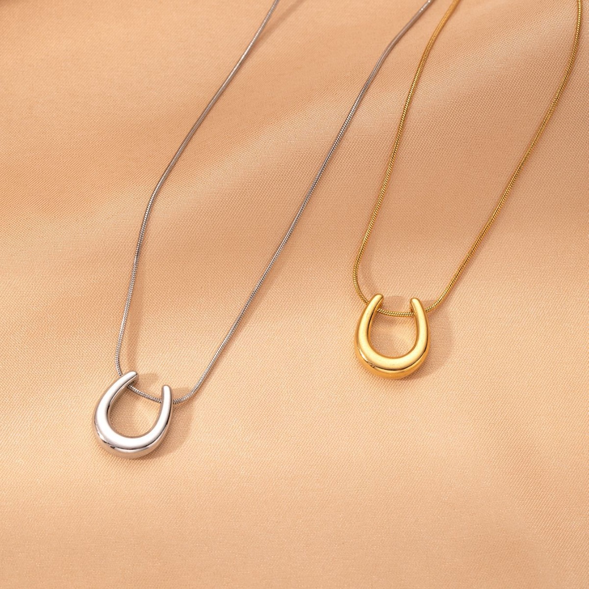 European and American fashionable and individual titanium steel irregular U-shaped necklace, versatile and simple two-color accessory jewelry, women's stainless steel details Picture