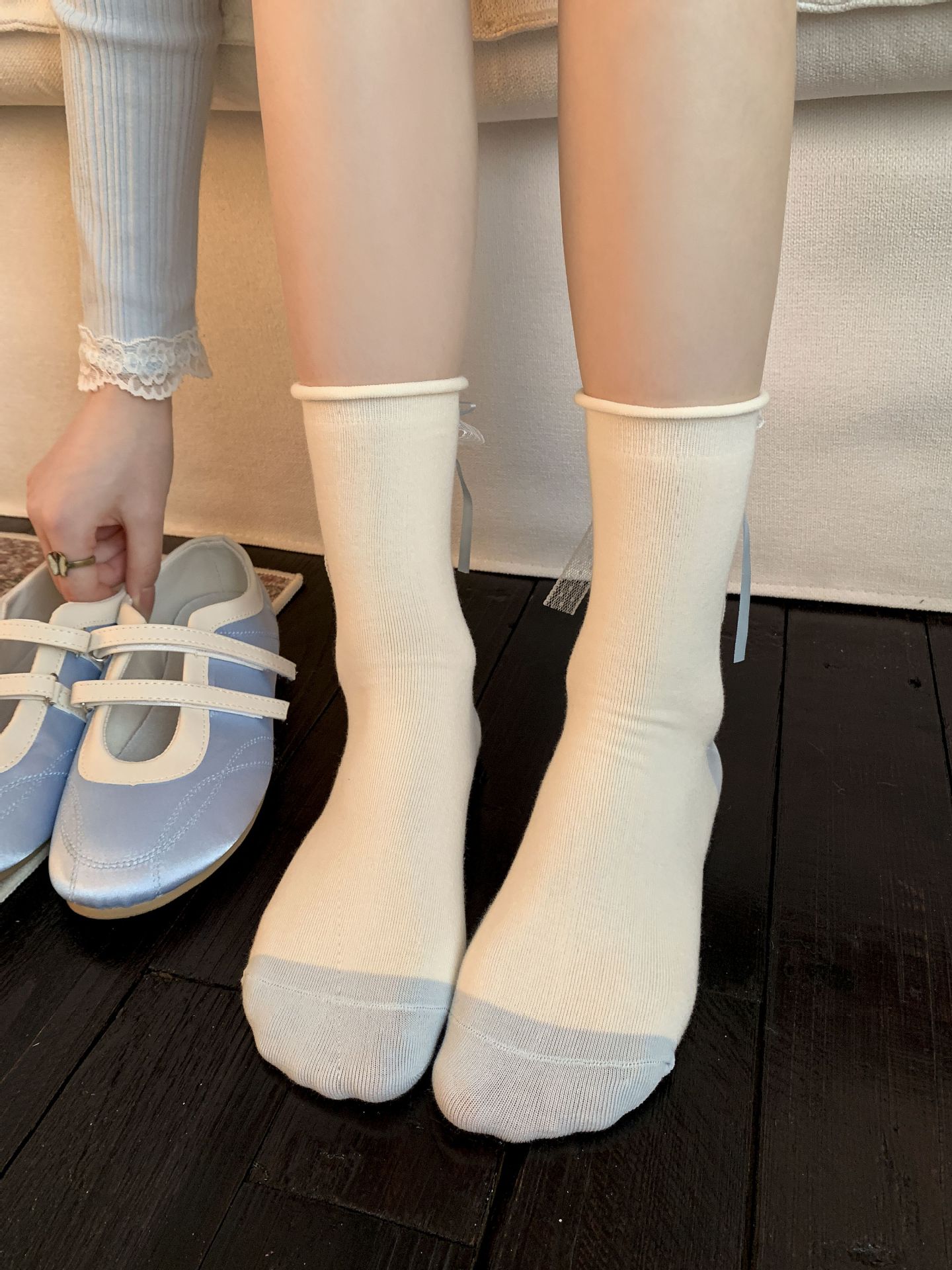 One-piece delivery service for Korean-style bow socks, MiU-style white and blue pile socks for women, new spring and autumn embroidered lace mid-calf socks pic 10