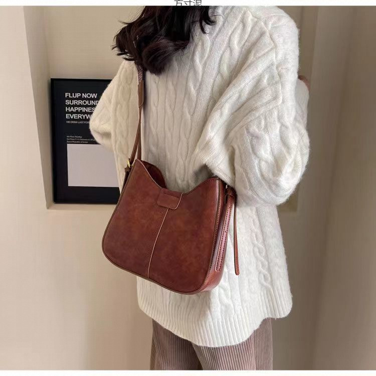 包包女士新款潮感时尚斜挎包复古今年流行宽带单肩水桶包一件批发详情18