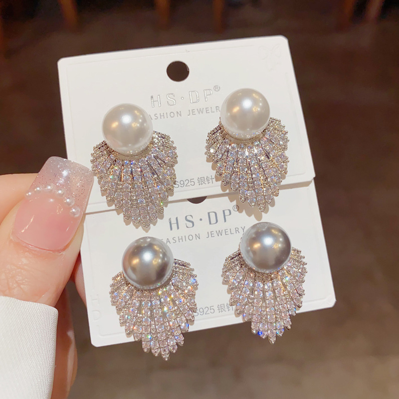 European and American diamond-encrusted retro individual pearl stud earrings, women's high-end exaggerated earrings, fashionable and light luxury style earrings wholesale