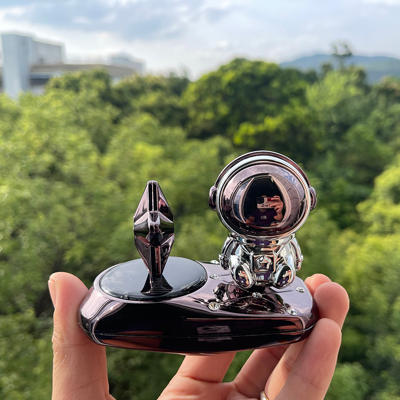 Solar-powered car perfume, scented stars, car ornaments, creative astronauts, high-end interior center console details Picture
