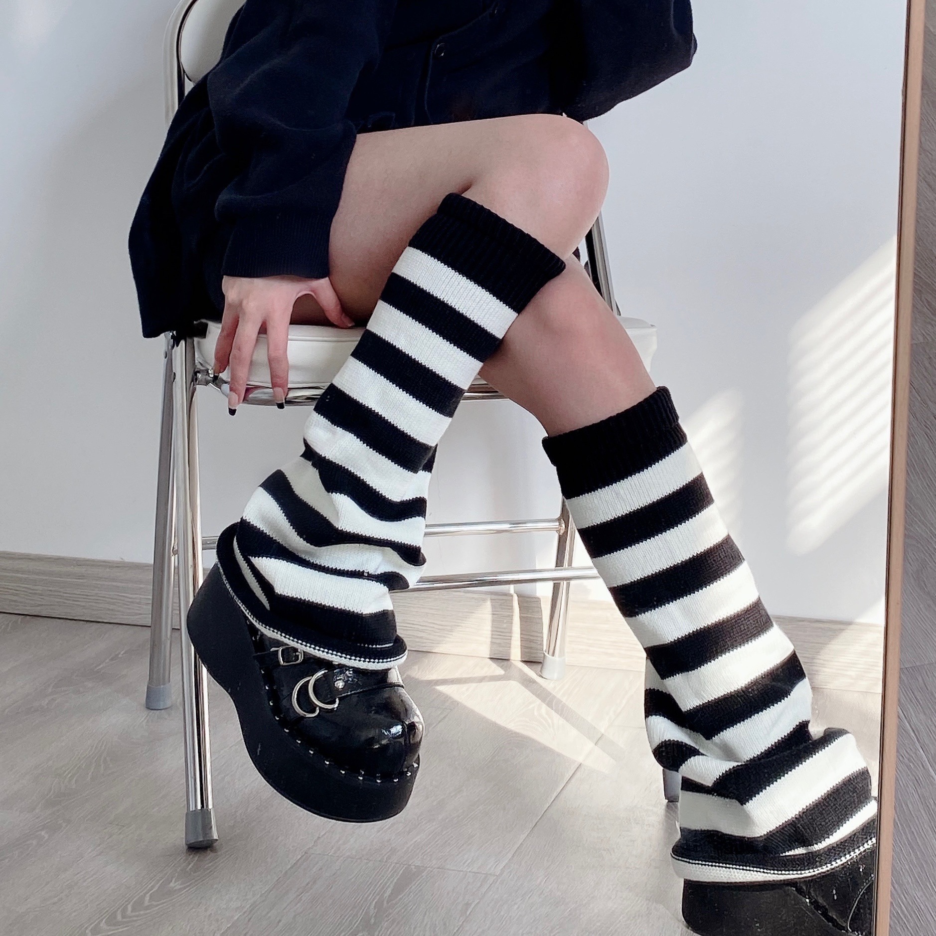 Autumn and winter retro American-style black and white striped warm woolen loose wide-leg sock, Harajuku style jk hot girl leg cover details Picture