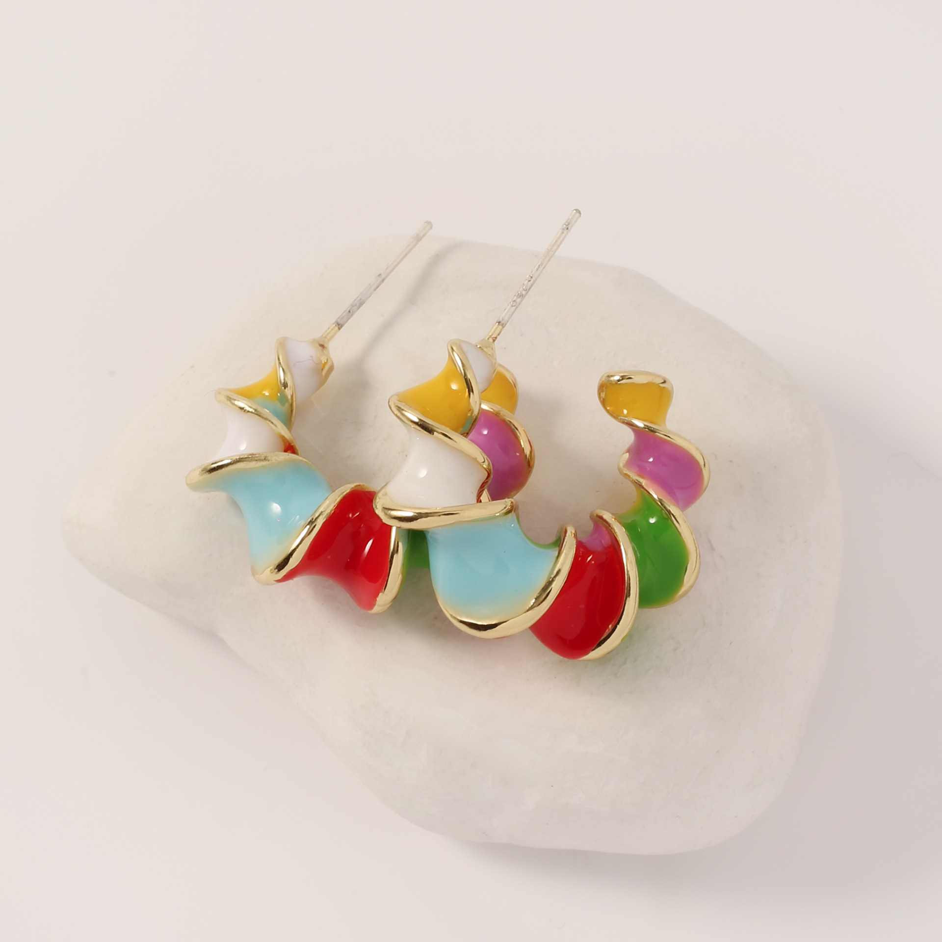 The new retro oil-dripping colored spiral earrings are fashionable, simple, individual, unique, niche and high-end design for women Application Scenario