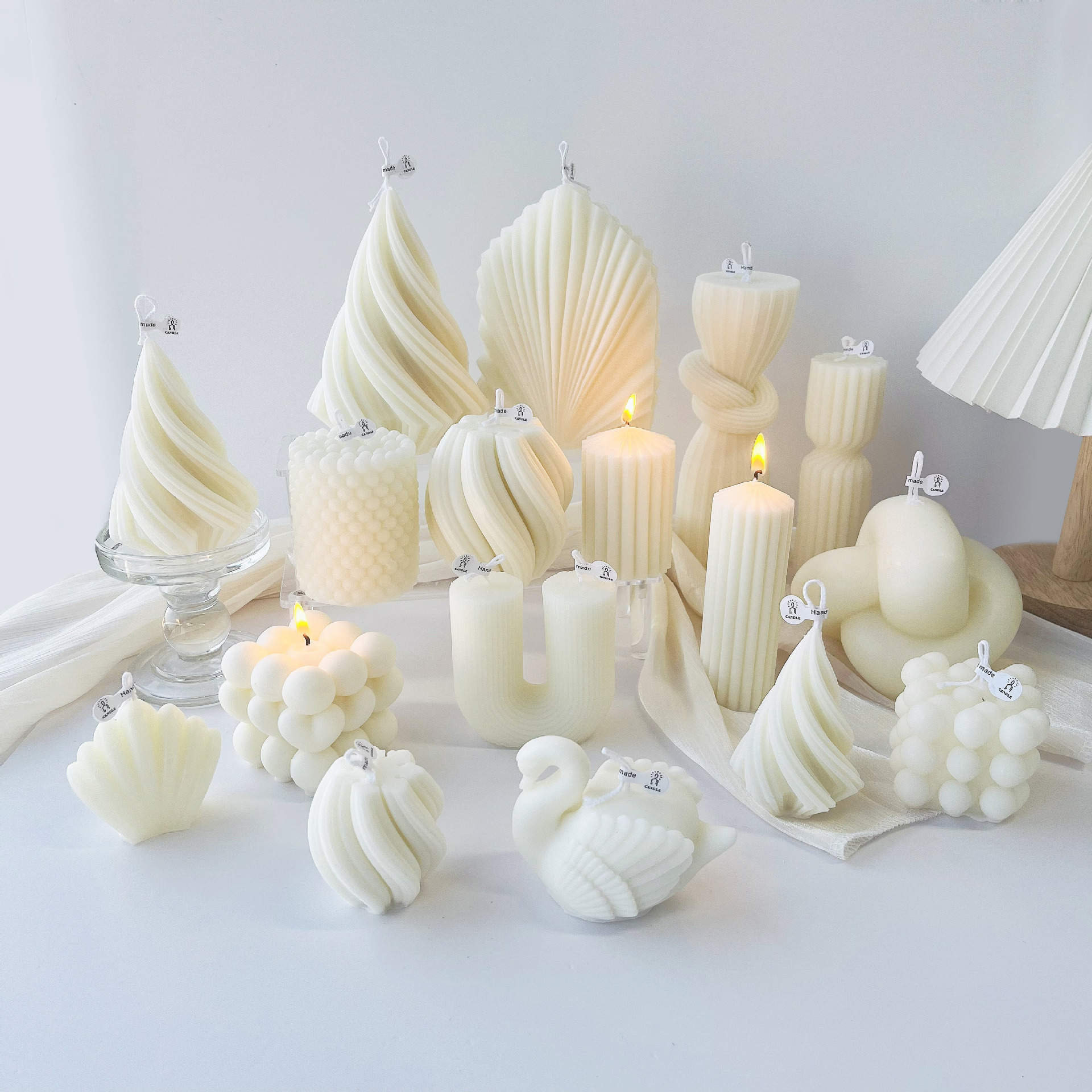 Nordic-style artistic scented candles, atmospheric home decorations, wedding arrangements, cylindrical geometric shapes, white candles details Picture