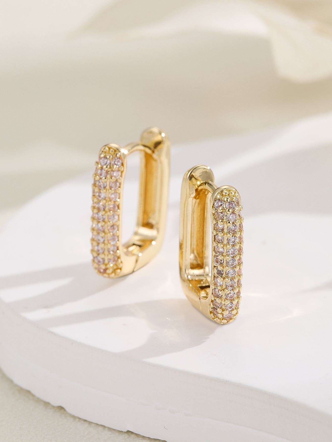 European and American cross-border high-end geometric U-shaped full diamond earrings, fashionable ear buckles, French simple earrings for women wholesale Application Scenario