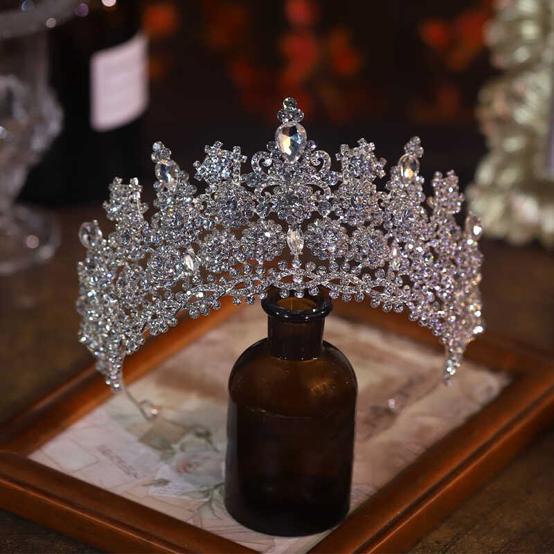 Super sparkling full diamond princess and queen crown hair band, bride wedding banquet headwear, light luxury and high-end style hair accessory for women Application Scenario