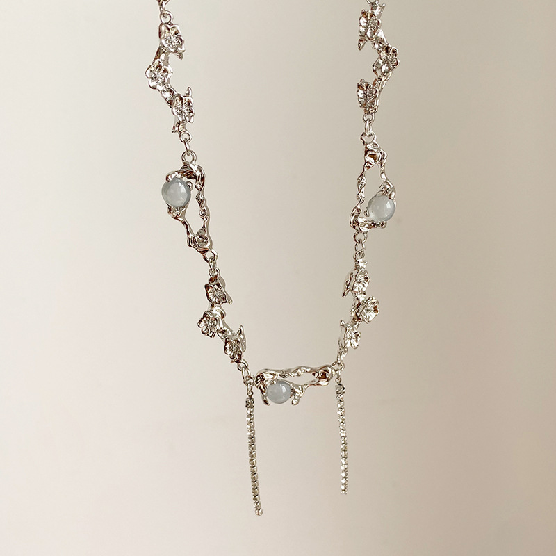 White moonlight diamond chain tassel necklace, irregular pleated flowers, diamond-encrusted collarbone chain, niche design, high-end necklaces details Picture