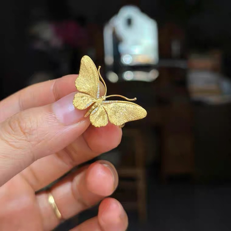 The Golden Butterfly Gemstone Exquisite brooch 2024 New design is a niche, light luxury, simple, fashionable, retro and versatile brooch