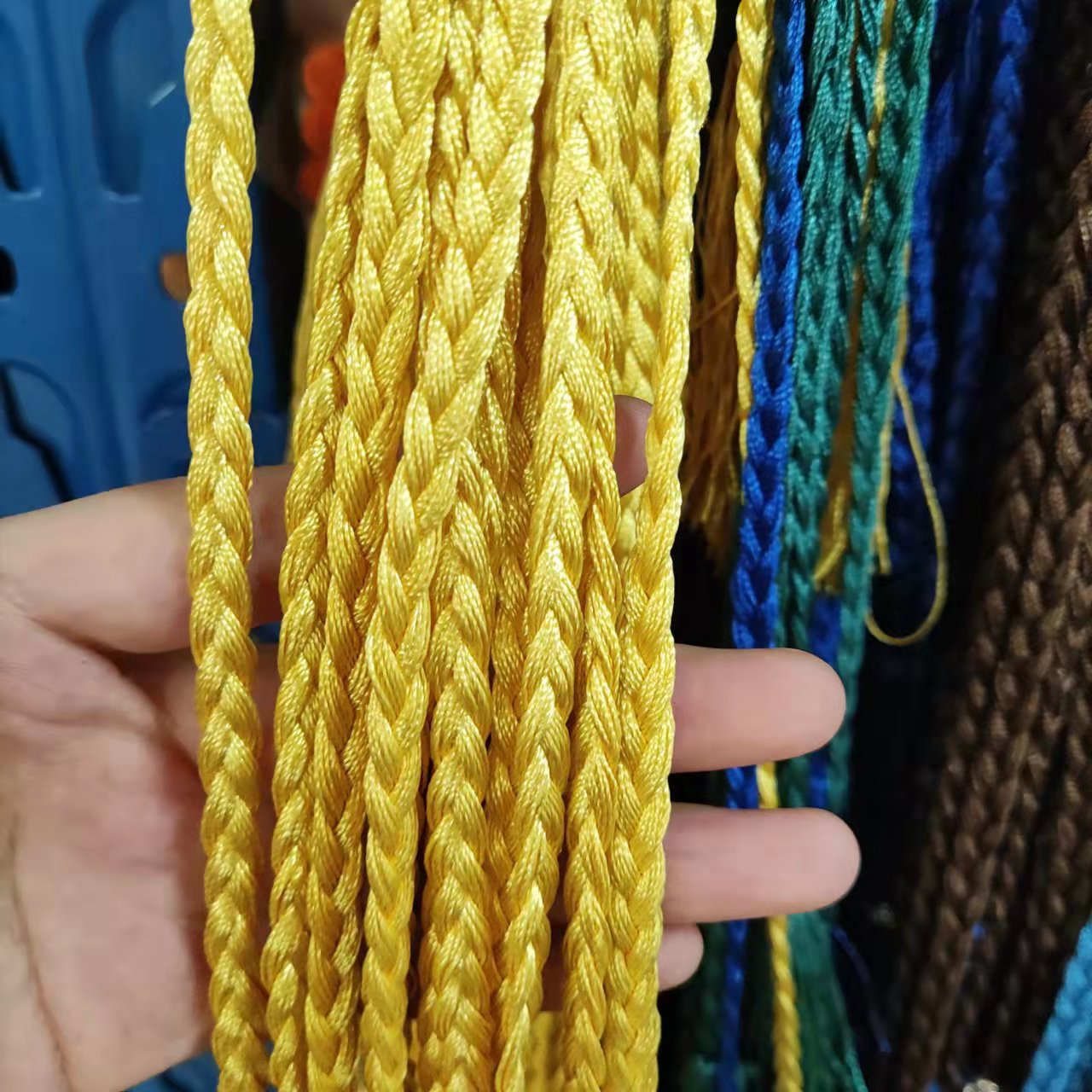 Factory direct sales of 7mm colored polyester three-strand braid rope, clothing waist rope, curtain binding rope, twist rope Specification image