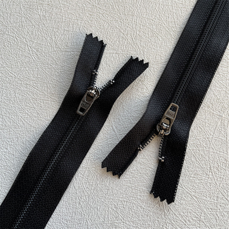 Wholesale of No. 4 nylon closed-tail zipper casual pants, dress pants, jeans pants and clothing spring pull buttons from the manufacturer Application Scenario