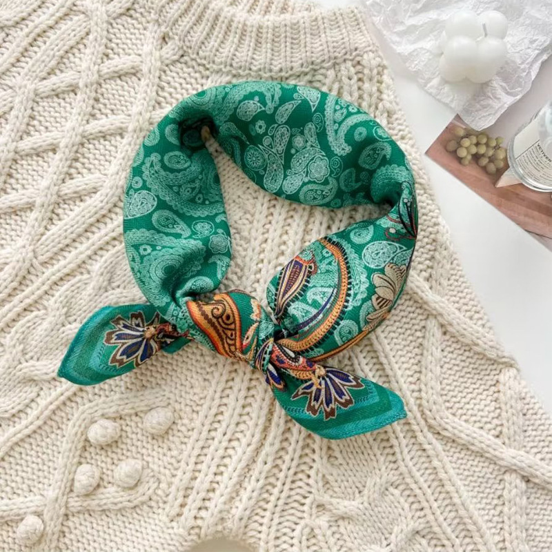 Women's Spring And Autumn Fashion Printed Velvet Cross Border Straight Casual Silk Scarf 70Cm Retro Square Specification drawing