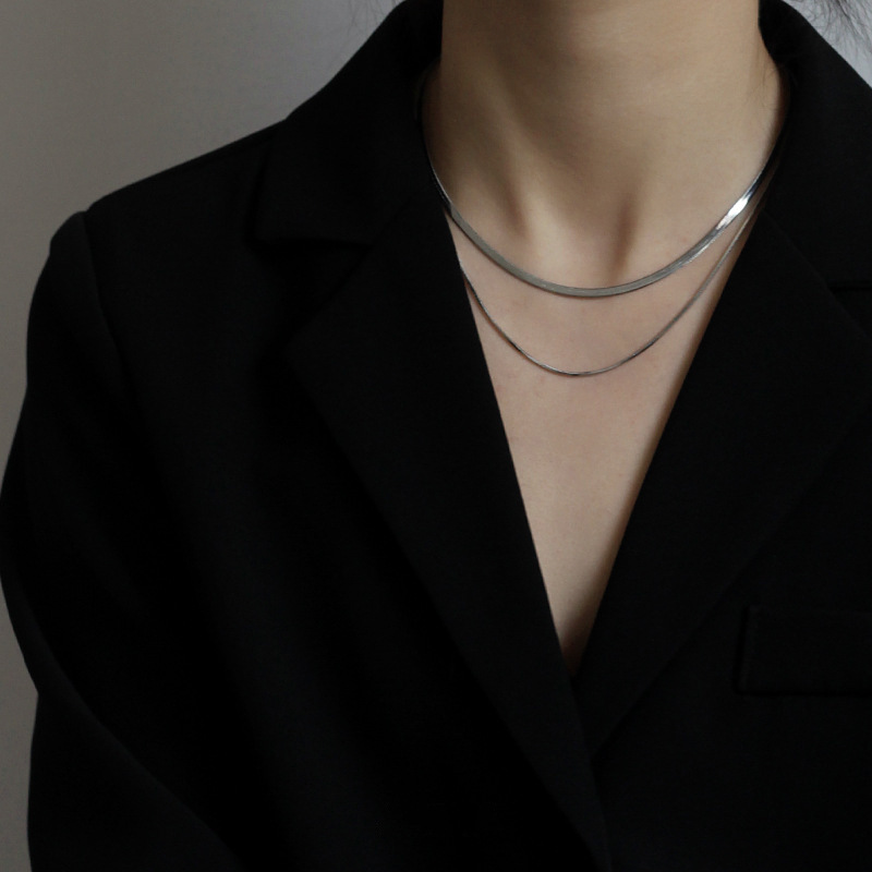 Europa y américa personalidad hot girl multicapa titanio acero doble uso collar mujer cadena de intina cadena de hueso serpiente cadena de cuchilla cadena de clavícula Application Scenario