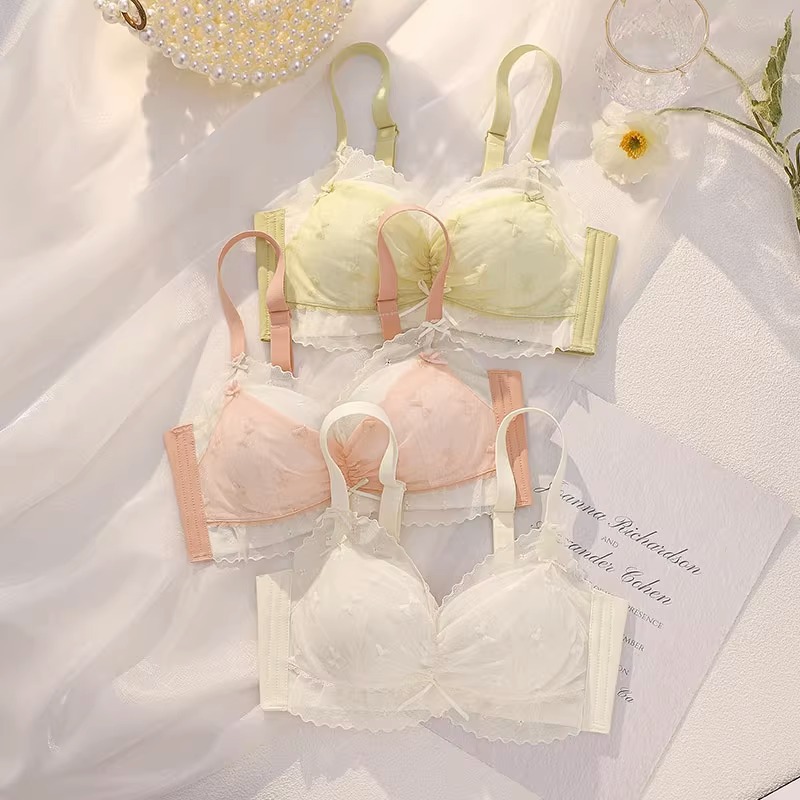 This slim bra cover is designed for women with small breasts that can be gathered together to make them look larger. It is suitable for summer Application Scenario