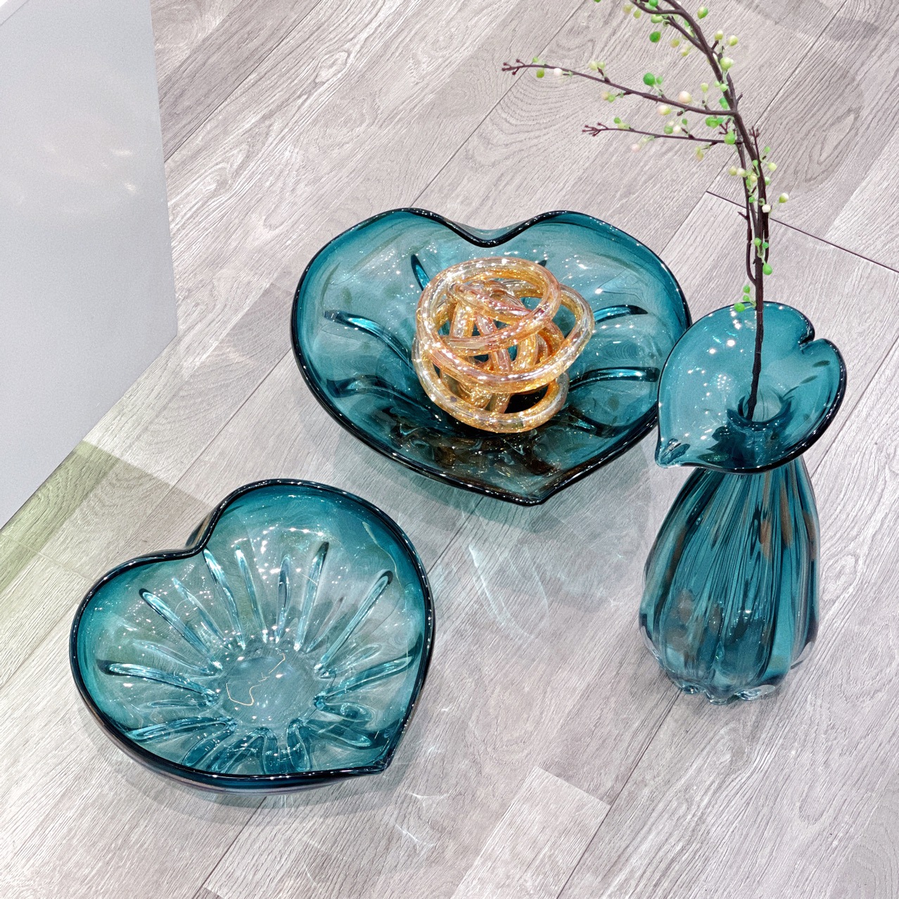 Modern light luxury glass fruit plate decoration desktop storage dry fruit plate snack plate tea table table living room soft installation Modern light luxury glass fruit plate decoration desktop storage dry fruit plate snack plate tea table living room soft installation details Picture