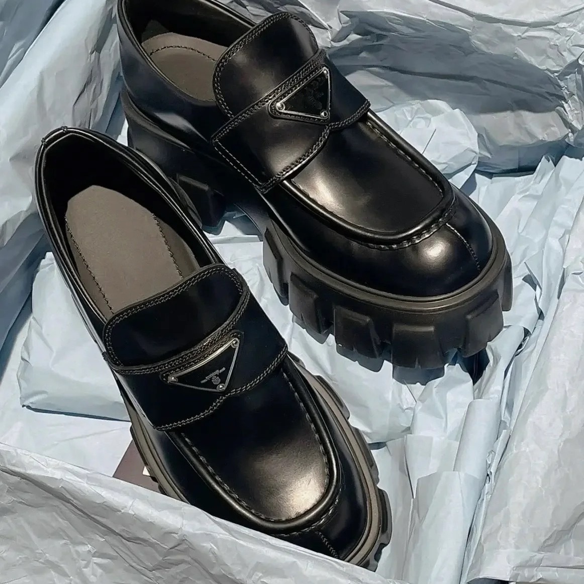 The top version of P's triangular logo loafers for women's spring and summer is a new British college style, featuring a thick genuine leather soled pocket shoe Specification image