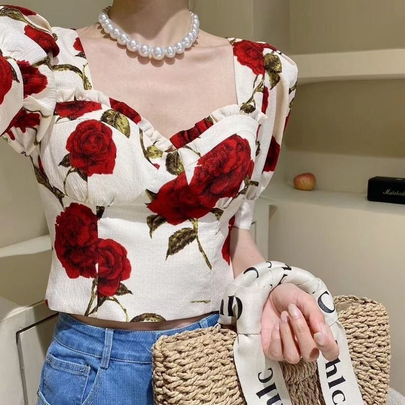 A French retro Hepburn square neck collarbone design with a Hong Kong style, short, high-waisted, puffed sleeve floral top for women