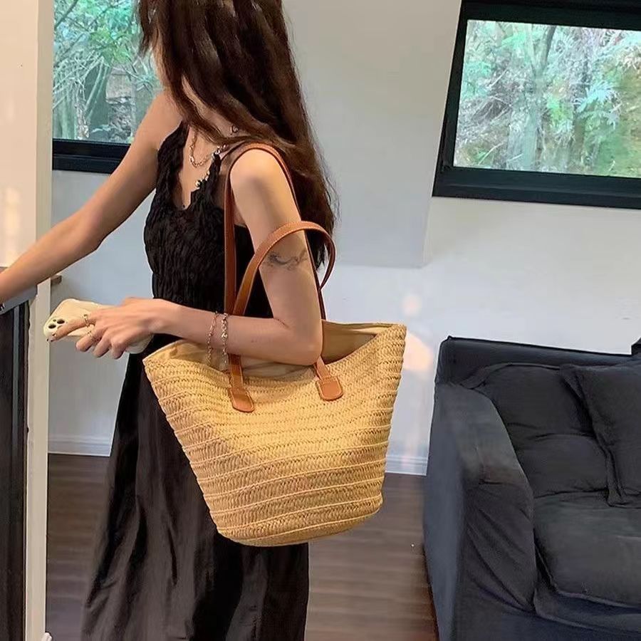 Women's large-capacity straw woven bag 2024 new style vacation beach woven bucket bag Vegetable basket commuting tote bag
