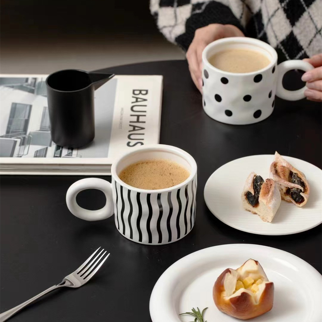 Checkerboard retro mug with lid, ceramic water cup, office women's design sense, niche cup, creative coffee cup details Picture