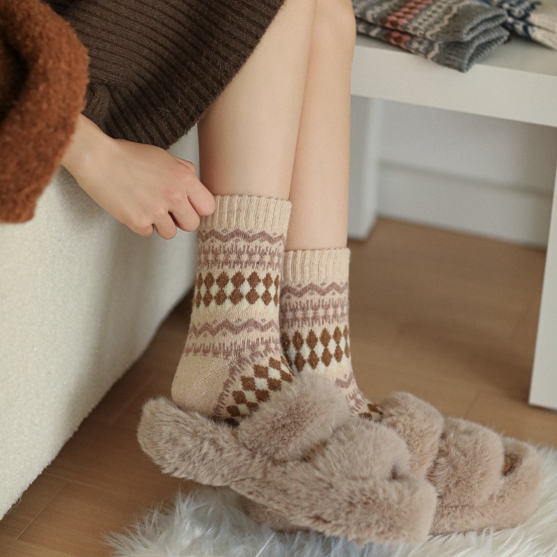 One-piece consignment of woolen socks for women, winter thickened and warm mid-calf socks, retro checkered and color-blocked long calf socks, Fair Island socks for women Application Scenario