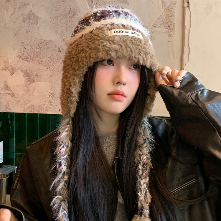 The new autumn and winter style of women's plush double-braided multi-color ear-protecting hat with letter color matching is versatile. It is loose, warm and comfortable for outings