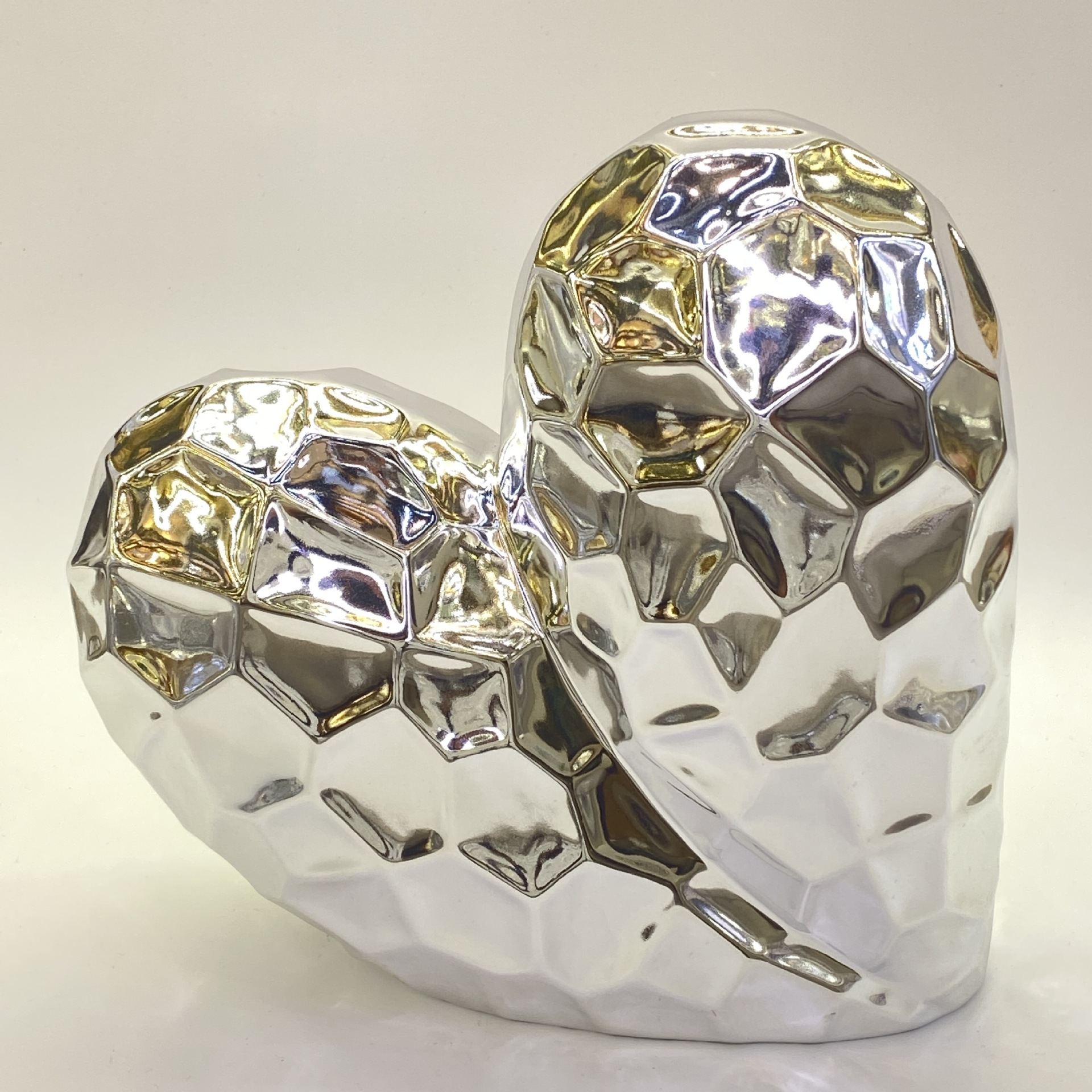 Abstract sculptures for living rooms, entrance halls, sample rooms, hotel handicrafts, direct supply from the factory, creative handicrafts, gold and silver electroplated apple ornaments, golden castle vases, handicrafts, factory wholesale Item Picture