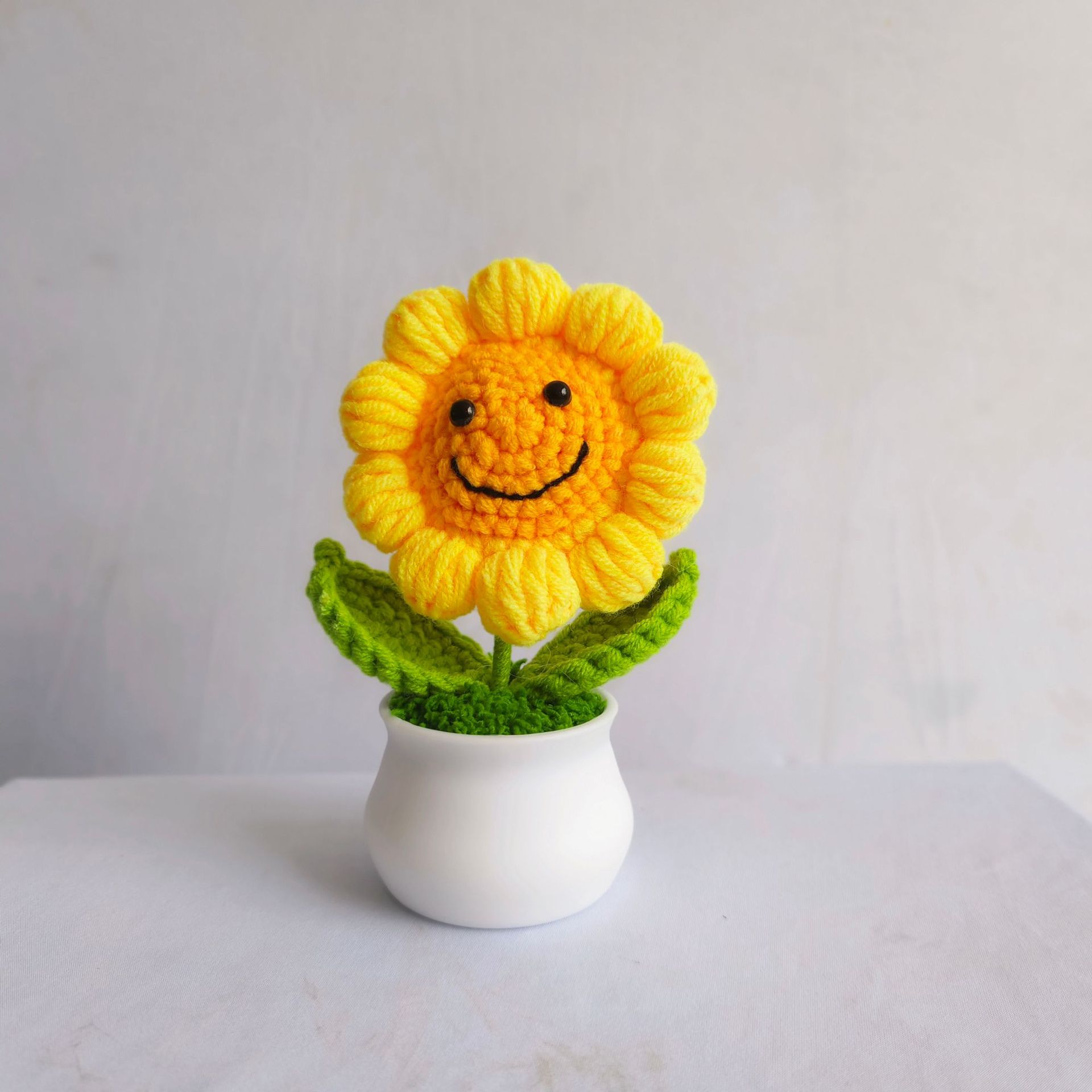 Cross-border finished products, hand-crocheted wool, smiling sunflowers, potted sunflowers, home decorations for Teachers' Day
