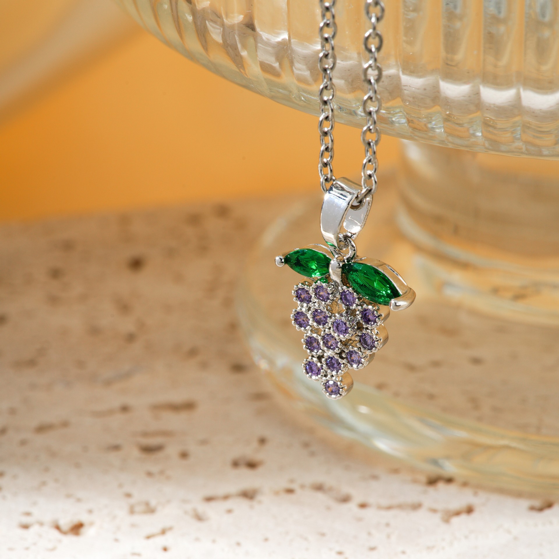 The new 2024 exquisite and fashionable copper-inlaid zircon grape pendant from Kashi is a sweet and popular stainless steel necklace accessory Specification image