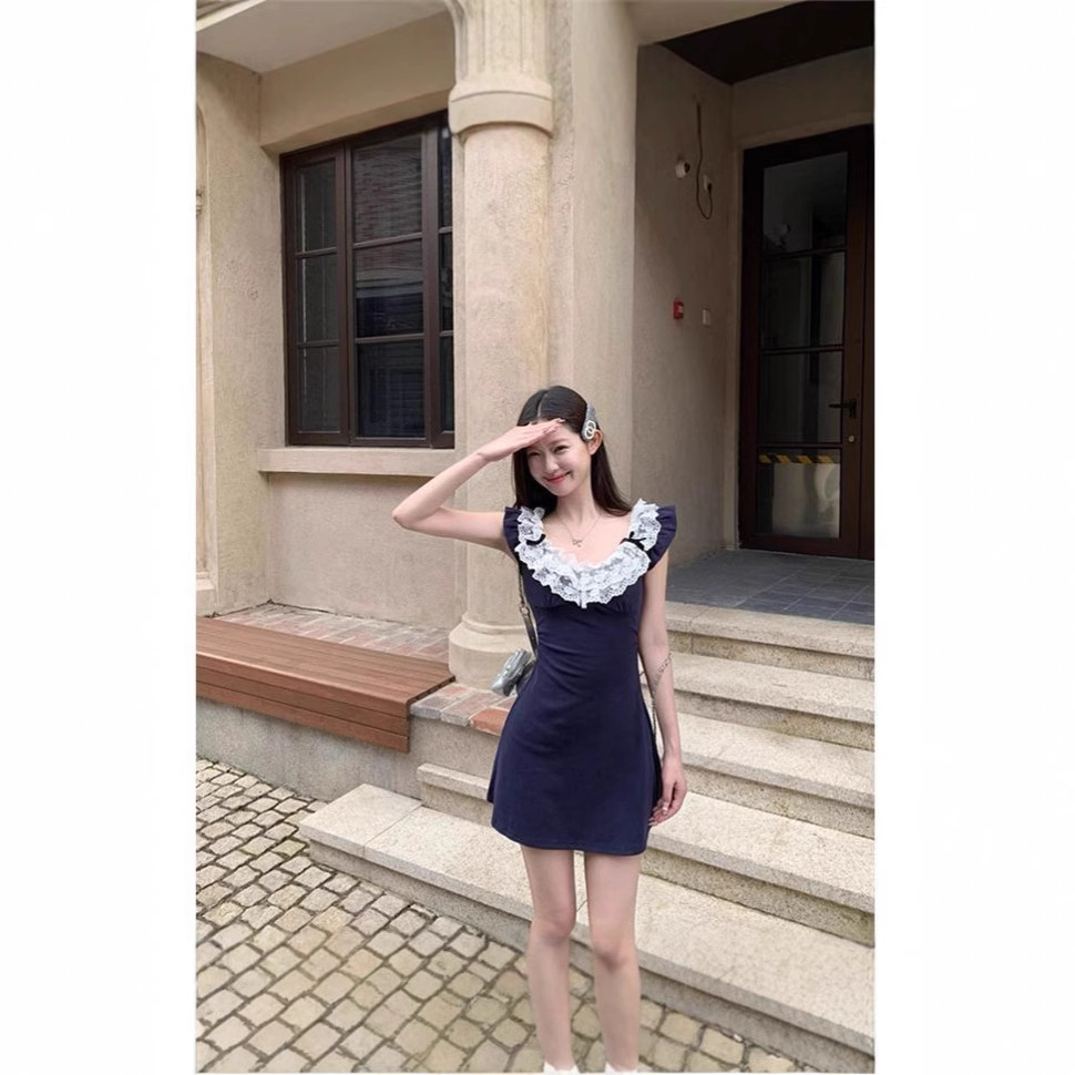 2024 New lace small flying sleeve dress for women's summer French hot girl, waist and hip skirt, elegant short skirt