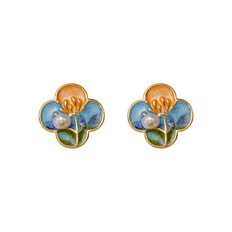 Hyacinth oil painting style four-leaf clover earrings for women, new Chinese flower, niche retro court style earrings, natural pearl stud earrings, Monet Garden pearl flower earrings Item Picture