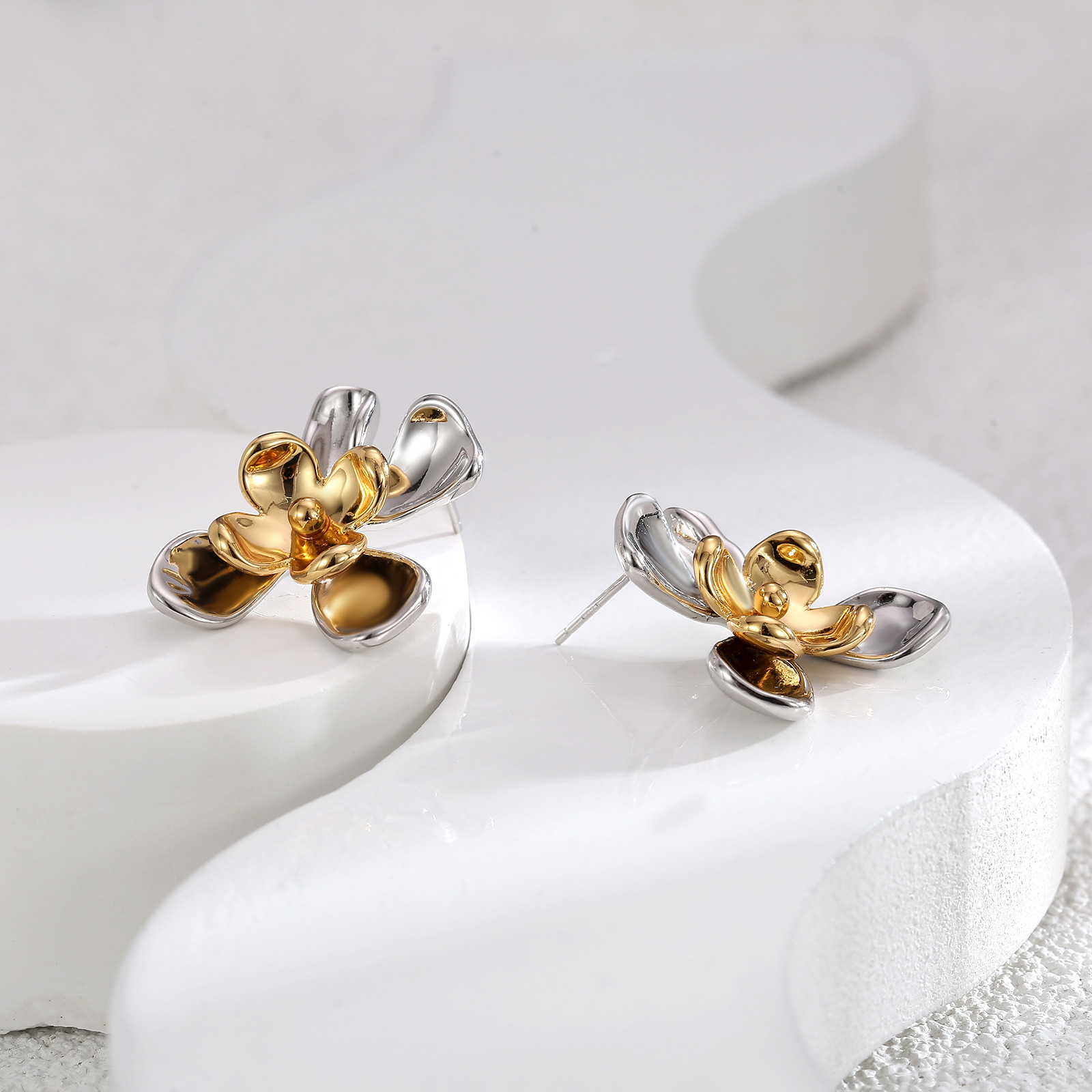 Three-dimensional flower ear studs, a niche, high-end, fashionable and versatile Korean light luxury style, color-blocking earrings and small accessories wholesale details Picture
