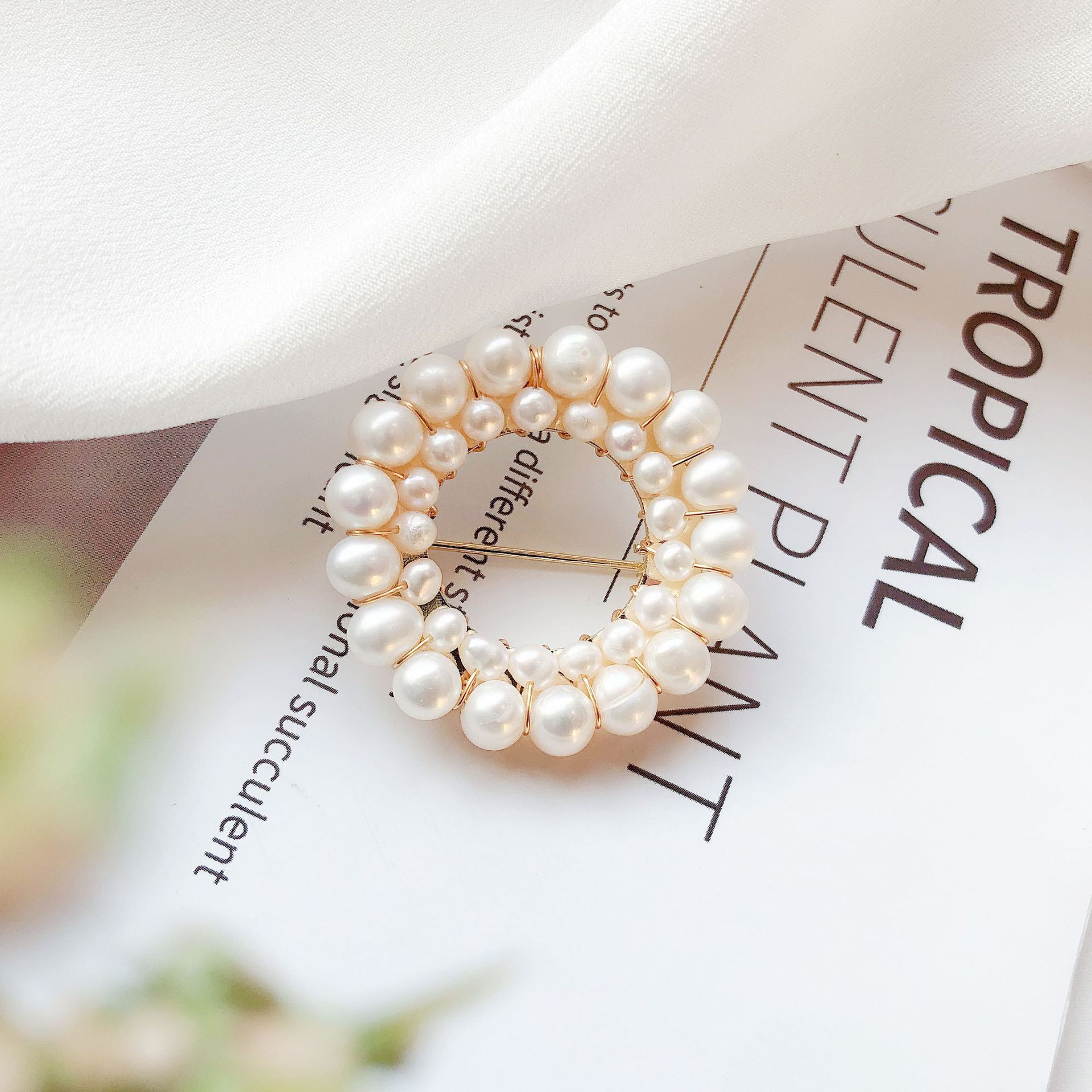 Broche de perlas de moda simple doble forma de anillo personalidad simple se puede combinar con todo tipo de ropa alta clase y elegante Specification image