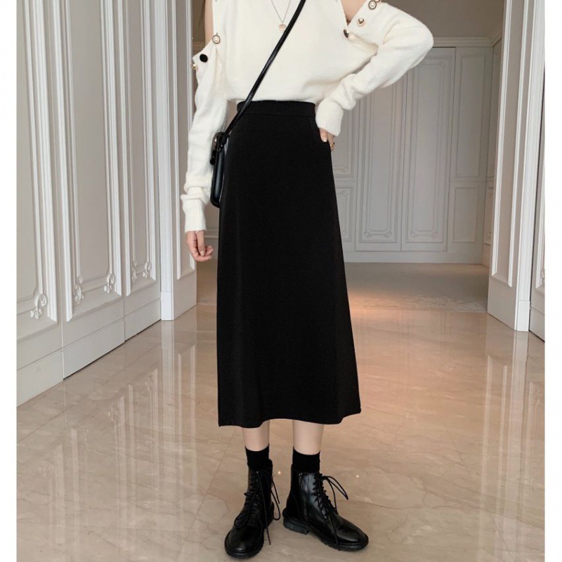 Black woolen skirt for women in autumn and winter, with A high-waisted design and a slit A-line suit material, is a mid-length one-step skirt that covers the buttocks Application Scenario