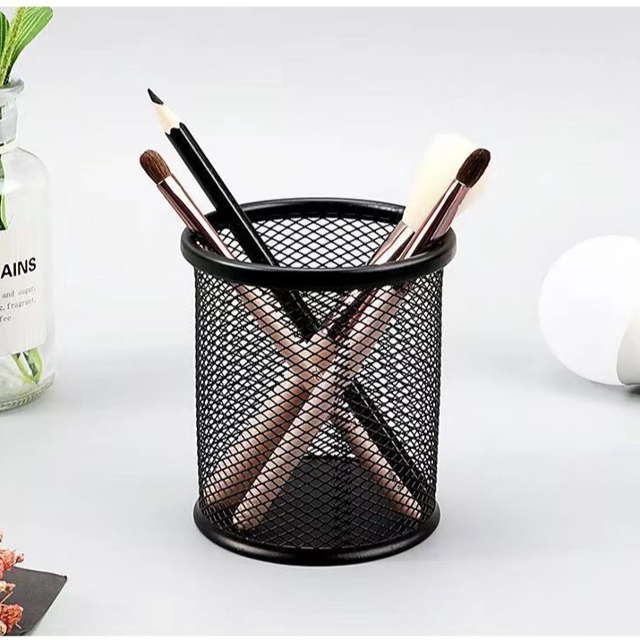 Creative round pen holders, light luxury and high-end office supplies, metal student desktop ornaments, stationery storage boxes wholesale Application Scenario