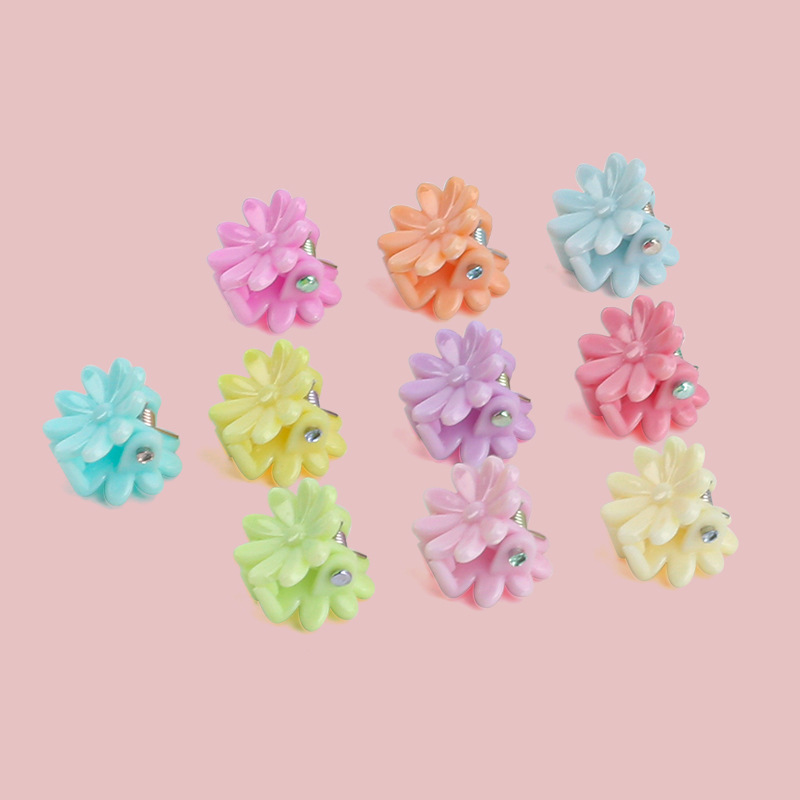 Mini grab clips, candy-colored Daisy hair clips, children's hair clips, cute princess hairstyle decorative small clips, flower hair clips Application Scenario