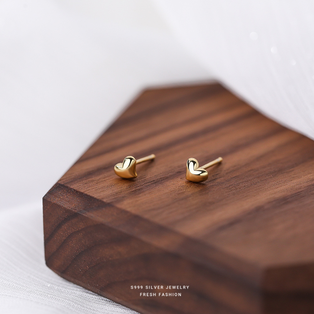 S999 Full Silver Heart Stud Earrings Women's Ear Piercing Sleep Without Picking Heart-Shaped Niche Earrings Valentine's Day Earrings Application Scenario