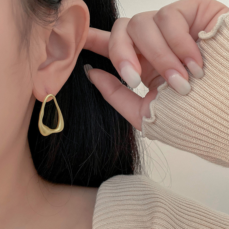 Silver needle, niche fashion, minimalist and cold style, European and American frosted lava triangular stud earrings, teardrop-shaped stud earrings 2024 trend Specification image